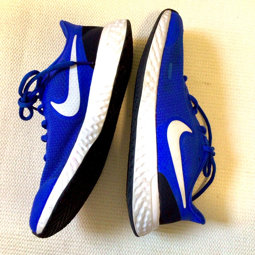 Nike revolution sneakers size 6y